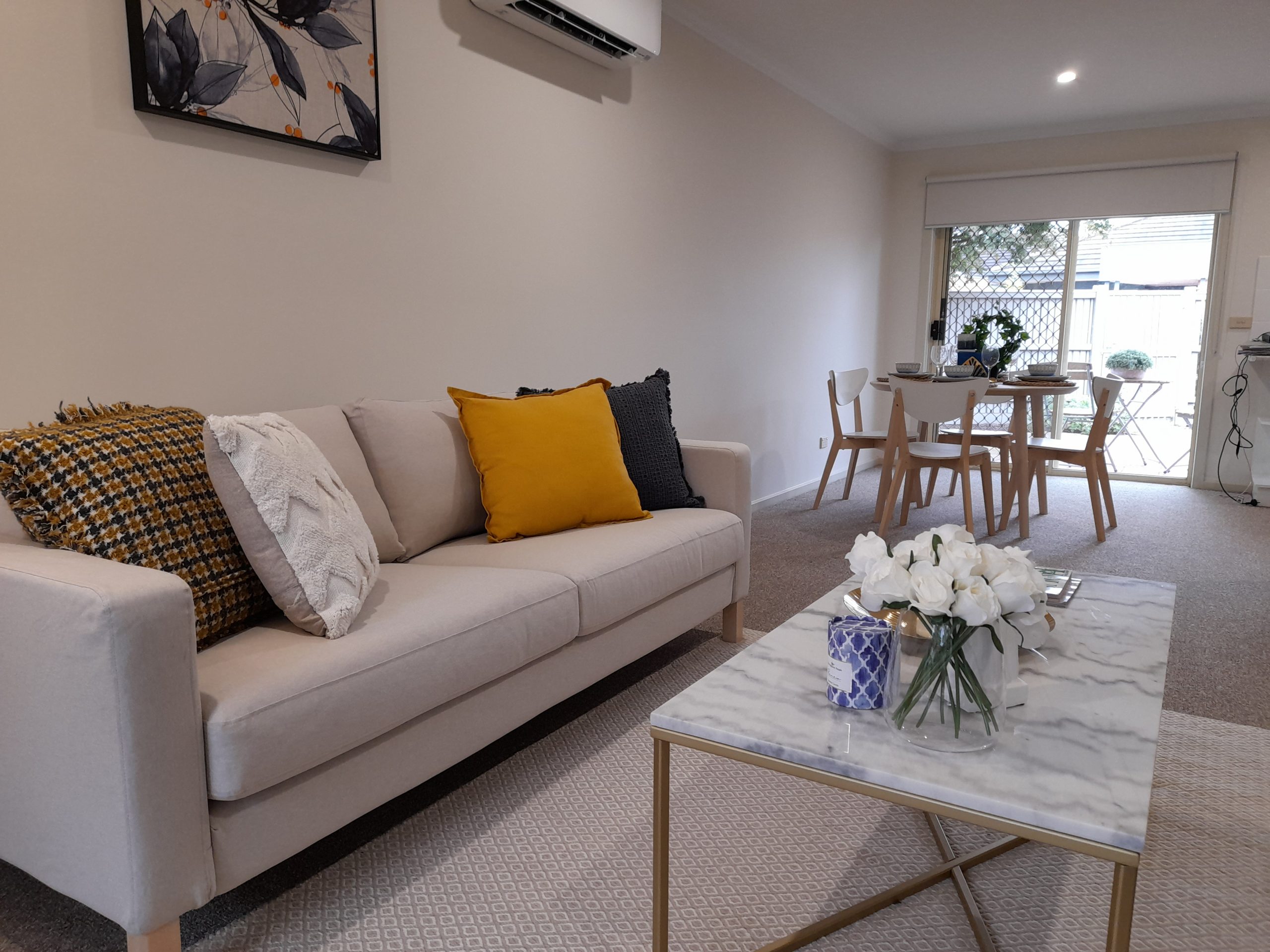 Open plan lounge/dining room 